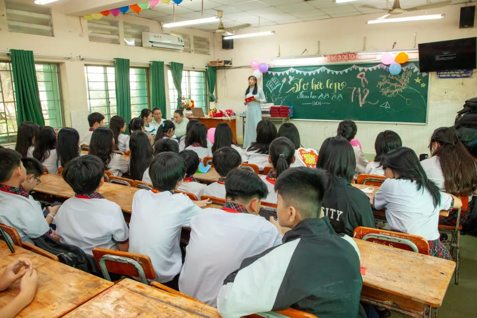 Sinh viên học tiếng Anh tại Đinh Thị Thùy Lê